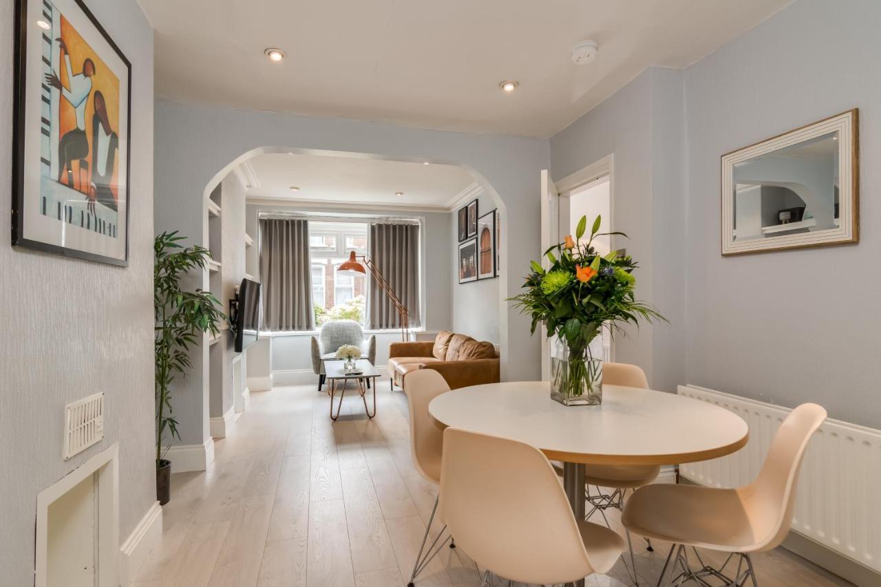 Stylish Home With Smart Technology Белфаст Экстерьер фото